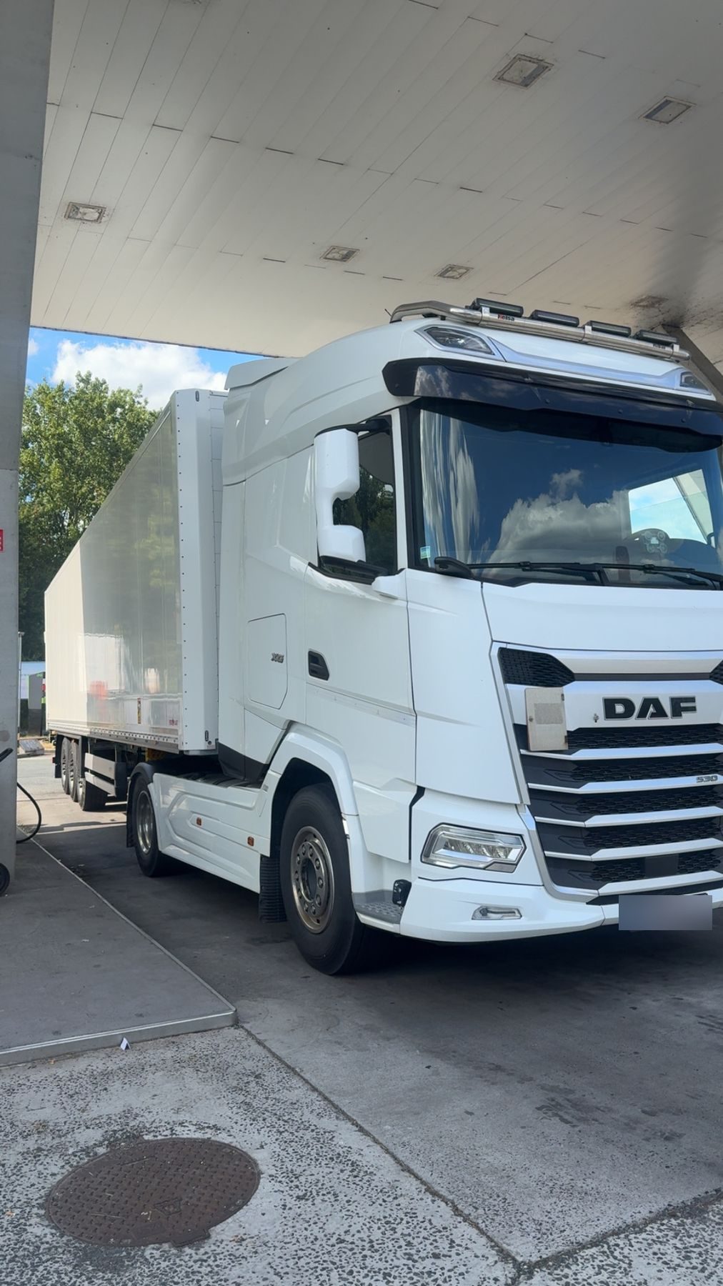 Camion DAF blanc avec caisse blanche de DAVE LOGISTICS