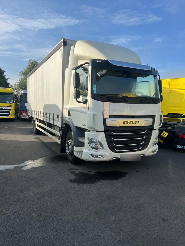 Porteur DAF CF bâché de DAVE LOGISTICS