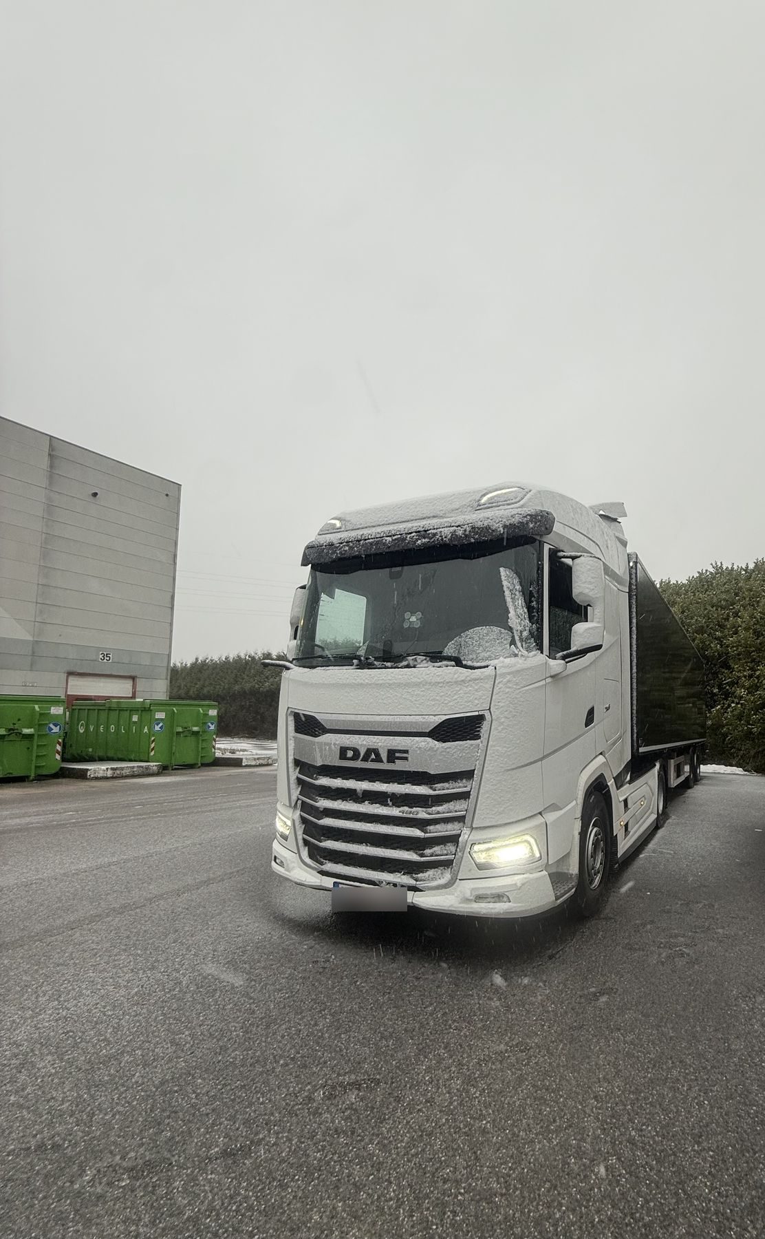 Camion DAF de DAVE LOGISTICS avec semi-remorque bâchée